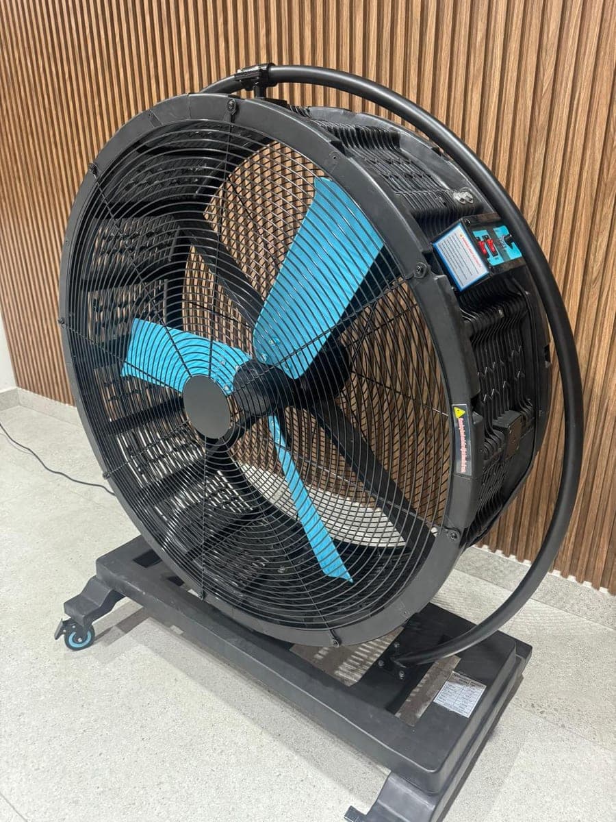 Ventilador de piso industrial instalado en un área de recepción